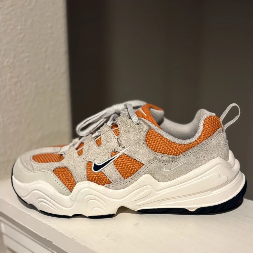 Nike Tech Hera Monarch Light Bone W Shoes Womens Size 5 DR9761-800